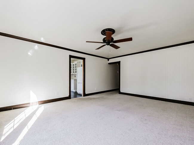 Building Photo - LOCATION, LOCATION, LOCATION!!! Royal Oak ...