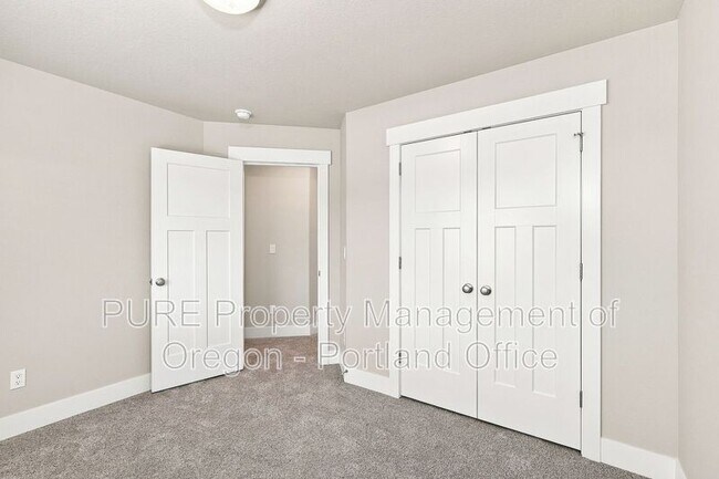 Building Photo - 582 NE Alderwood Dr