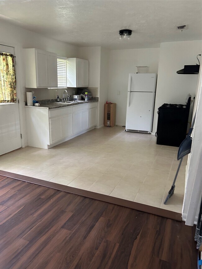 Building Photo - 5522 Thrush Dr