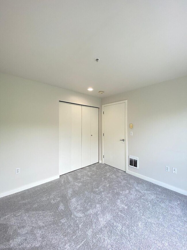 Building Photo - Spacious Seattle Condo - $2,000