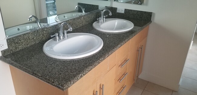 Building Photo - Cortez Hill 2 bed 2bath (downtown), 1217 sqft 2 balconies w/ Great Views!