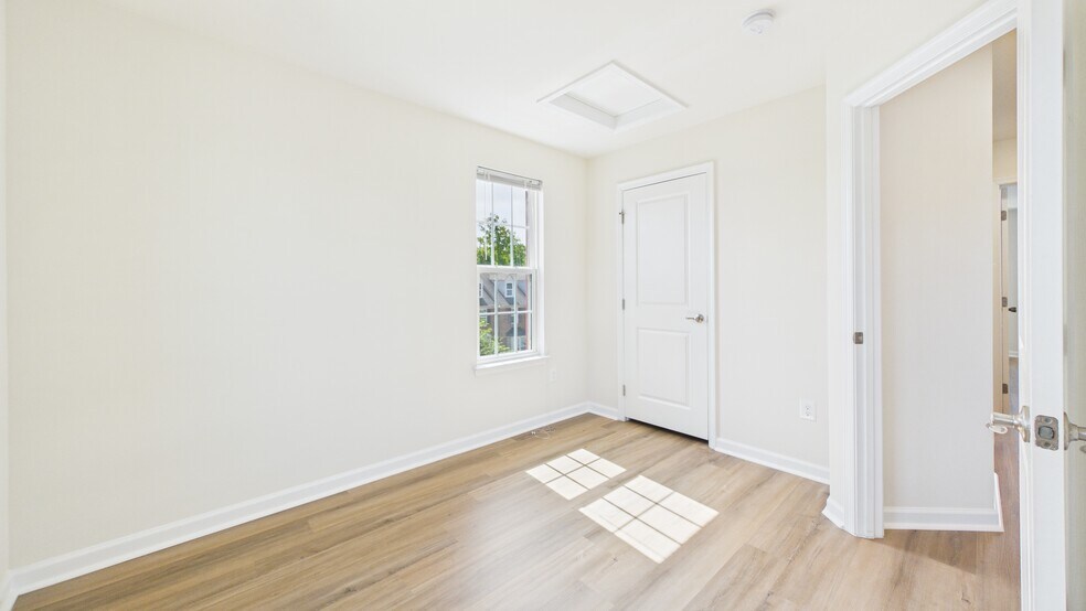 Building Photo - 5423 Saint Rita Dr