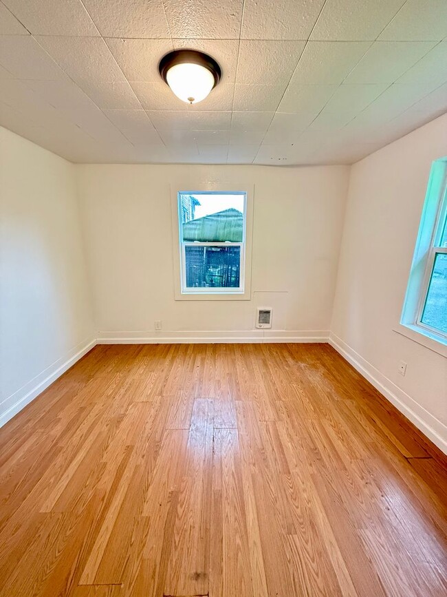 Building Photo - 918 Summit St