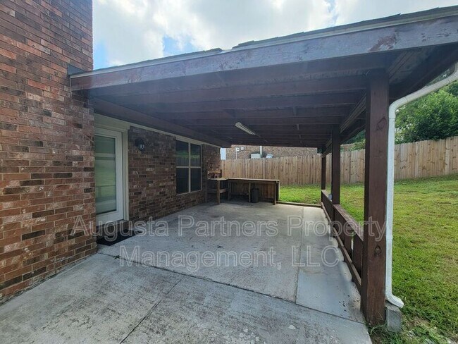 Building Photo - 3737 Woodcock Dr