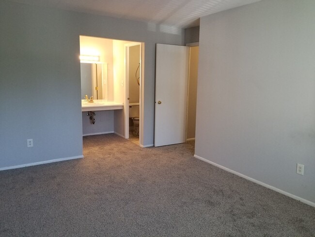 Building Photo - Chagrin Falls condo for rent