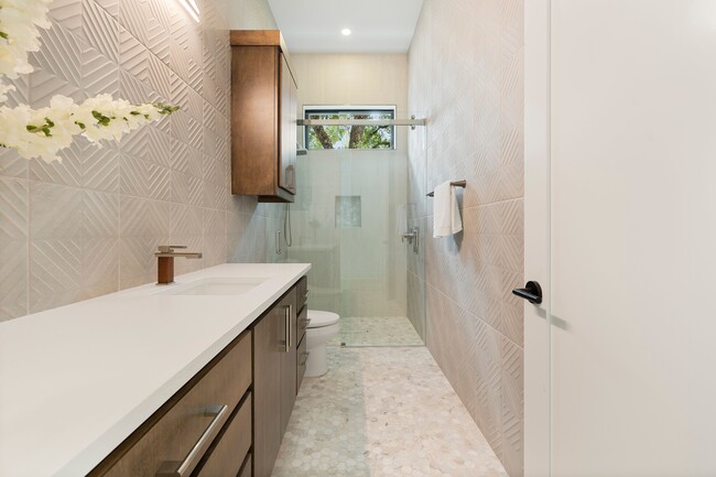 Building Photo - 2504 Bluffview Dr