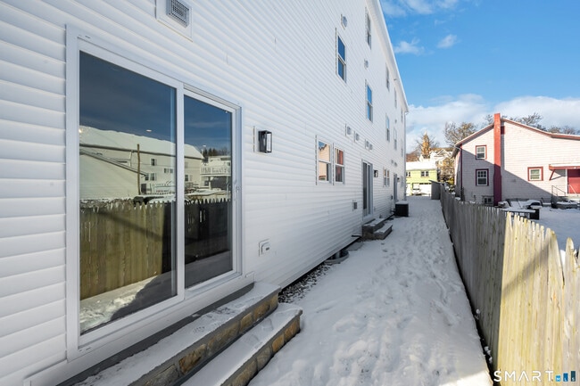 Building Photo - 20 Bouton St