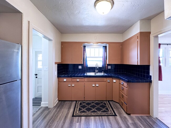 Building Photo - 540 Van Buren St