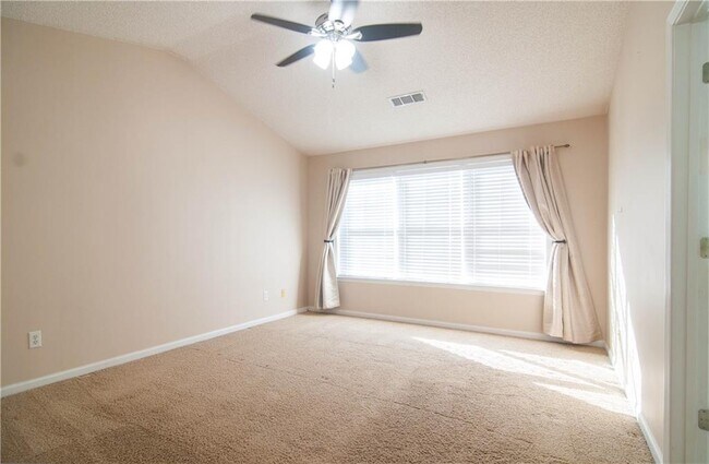 Building Photo - 558 Lullingstone Dr SE