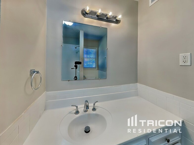 Building Photo - 5750 Westside Rd