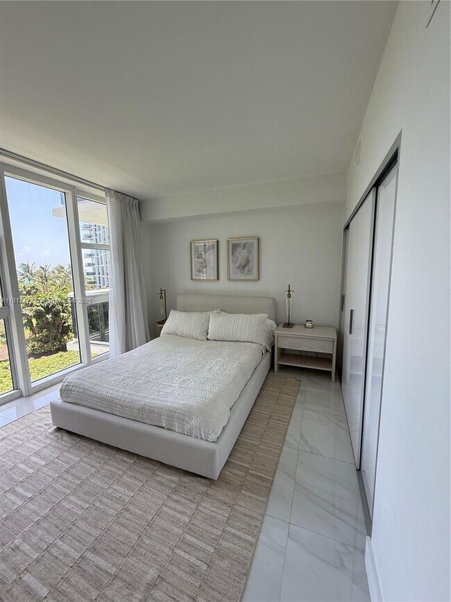 Building Photo - 10275 Collins Ave