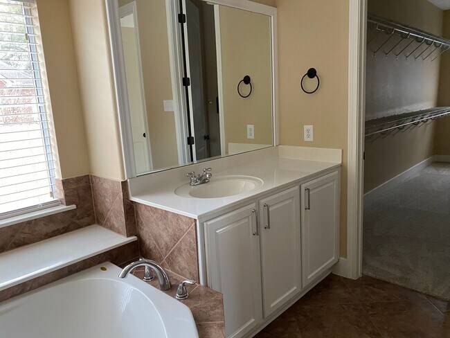Building Photo - Spacious 3-Bedroom Home for Lease in the h...