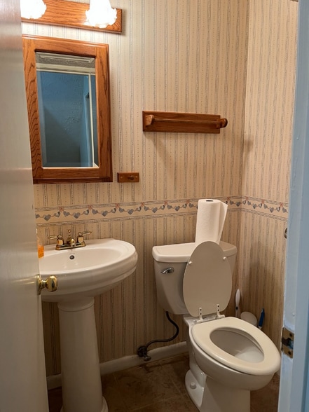 Building Photo - 210 Pinehurst Ln