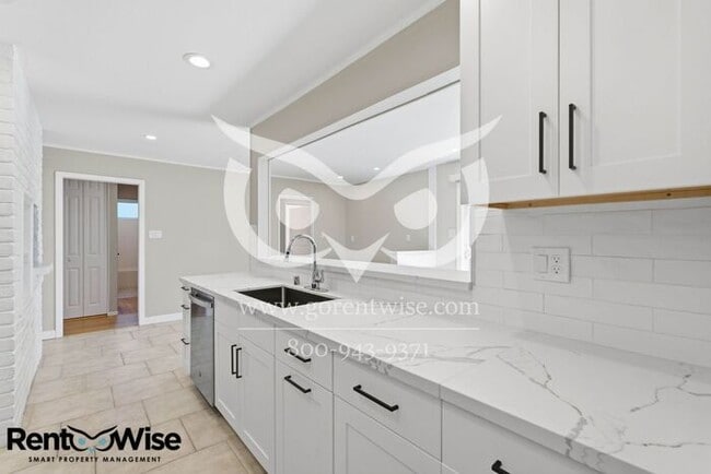 Building Photo - 1109 Ridgewood Dr