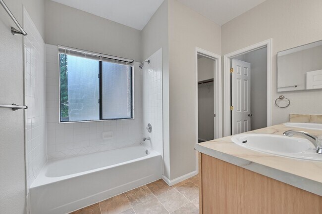 Building Photo - $1,850.00, 2 bed, 2 bath, located in Color...