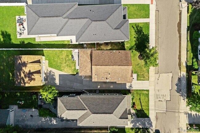 Building Photo - 423 Pingree Blvd