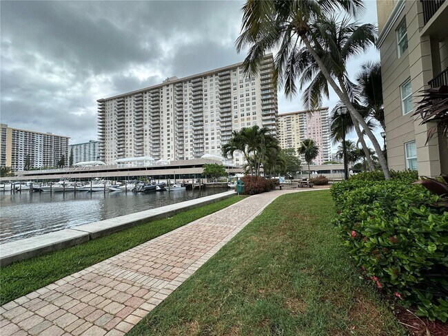 Building Photo - 17150 N Bay Rd