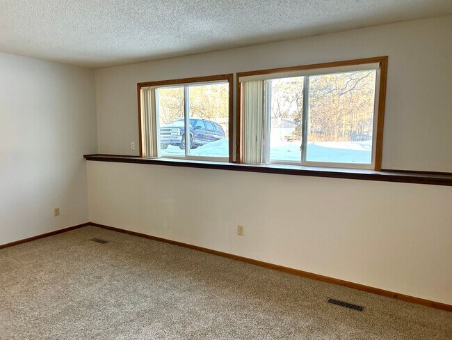 Building Photo - 3 Bed 1 Bath New carpet and paint!