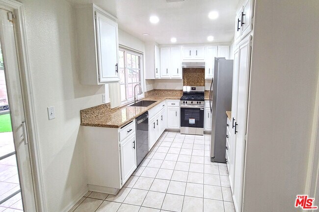 Building Photo - 10000 Hanna Ave