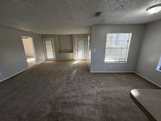 Building Photo - Large 2-bedroom 2-bath Condo