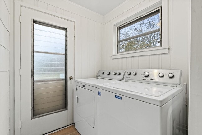 Building Photo - Nicely maintained 3 Bed, 1 Bath Single-Level Home with Bonus Sunroom