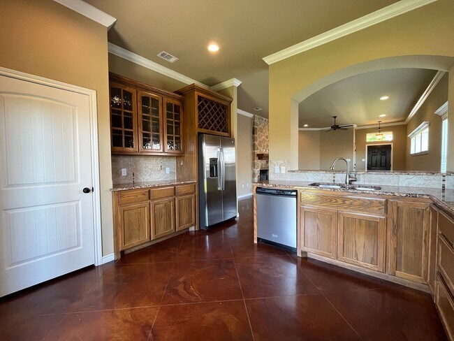 Building Photo - Single Family Home:  4 bedroom, 2 bath