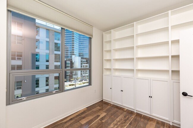 Building Photo - ***2 BED 2 BATH CONDO***PET-FRIENDLY***ASS...