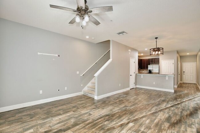 Building Photo - Lovely 3/2.5 Spacious Townhome with a 2 Ca...