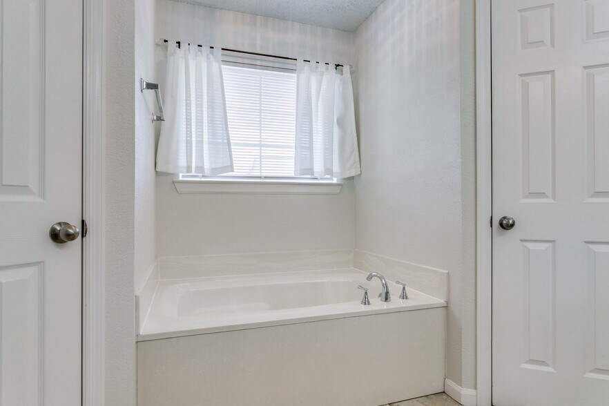 Building Photo - 5504 Big Bend Dr