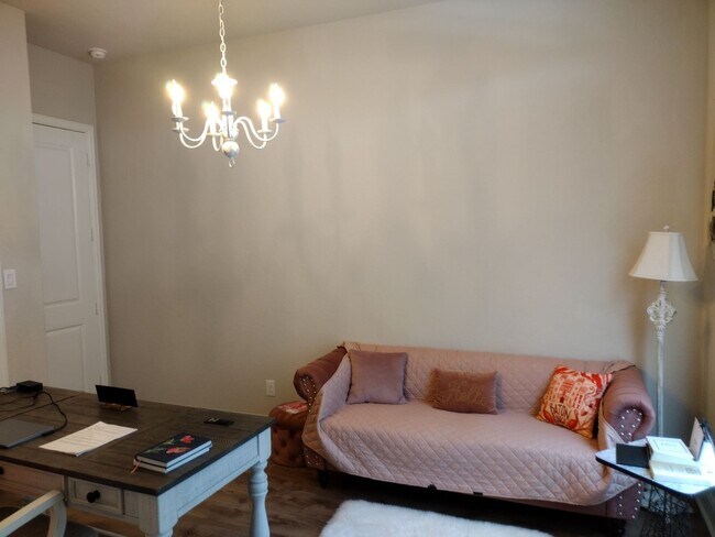 Building Photo - Beautiful 4 bedroom with a pool!!!