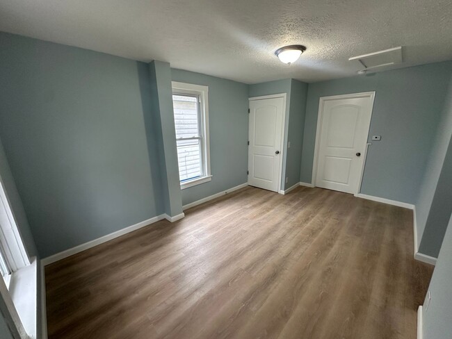 Building Photo - CHARMING, 1 BEDROOM UPPPER LEVEL DUPLEX
