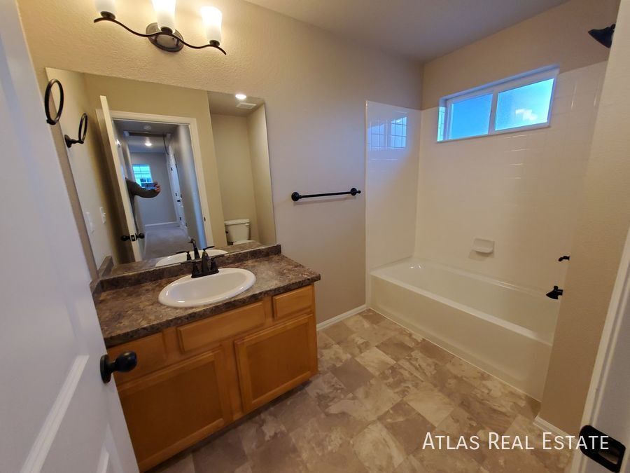 Building Photo - 708 Finch Dr