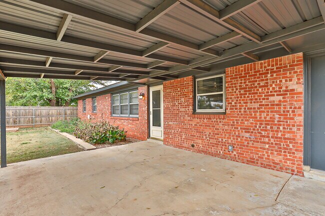 Building Photo - Beautiful 3 bedroom 2 bath