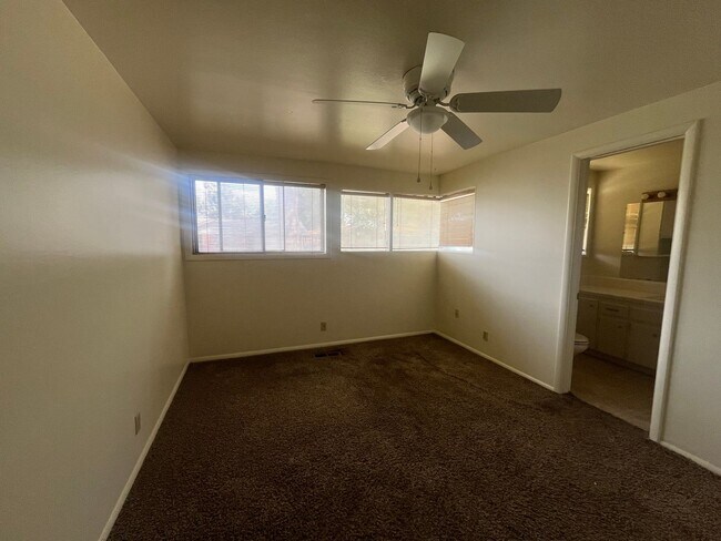 Building Photo - Light, bright, & Move- In ready with ultimate flexibility!