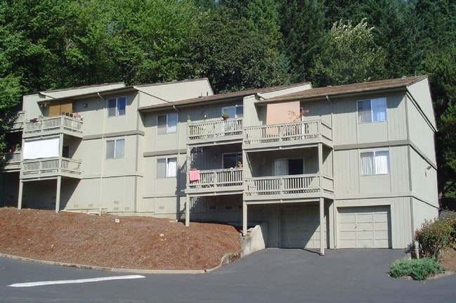 Building Photo - Beautiful Southeast Eugene hillside location  (See new specials!)