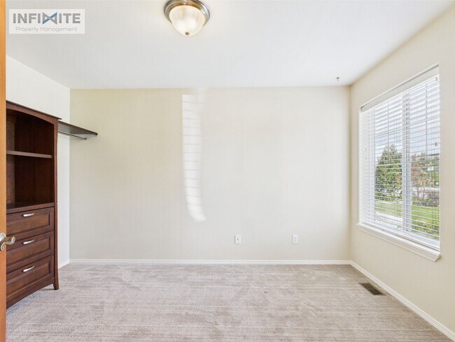 Building Photo - 1112 Longbow Ln