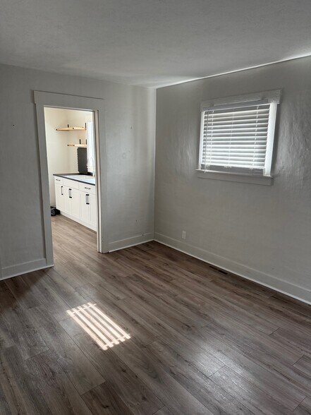 Building Photo - 508 N Foster Ave