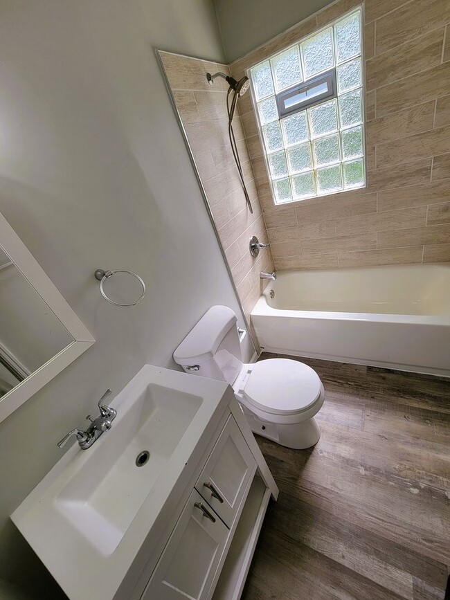 Building Photo - Newly Remodeled 4 bed 1 bath in Pleasant R...