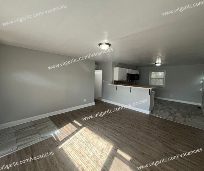 Building Photo - 3 spacious bedrooms, 1 updated bathroom home in Gary, IN