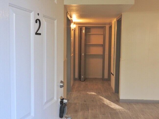 Building Photo - 408 E Coombs St