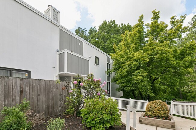 Building Photo - 2 bed/2 bath condo in Penn Valley
