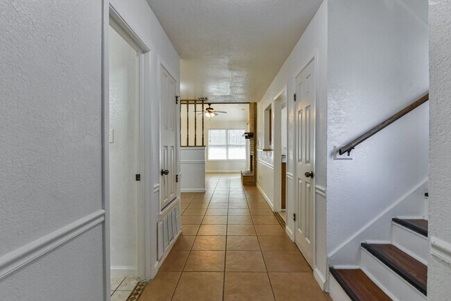 Building Photo - 1128 Royal Crest Dr