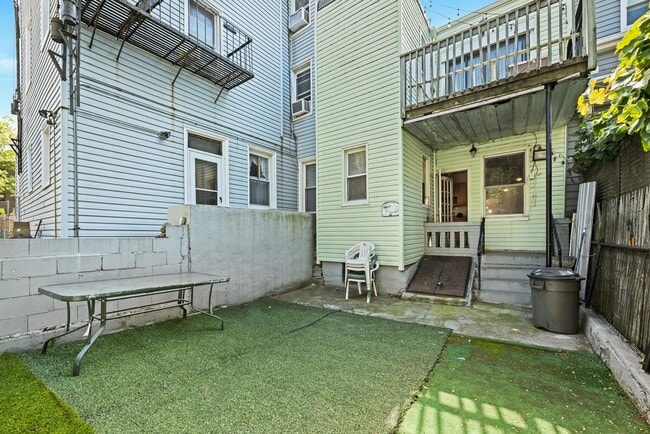 Building Photo - 44 Court House Pl