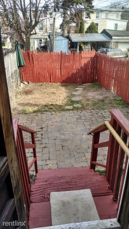 Building Photo - 4 br, 1 bath Townhome - 770 Kohn St