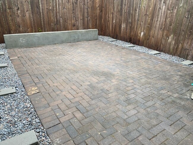 Building Photo - 4 BR, 2 BATH townhouse in downtown Charleston, SC.