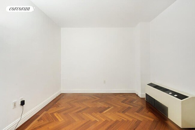 Building Photo - 400 E 51st St