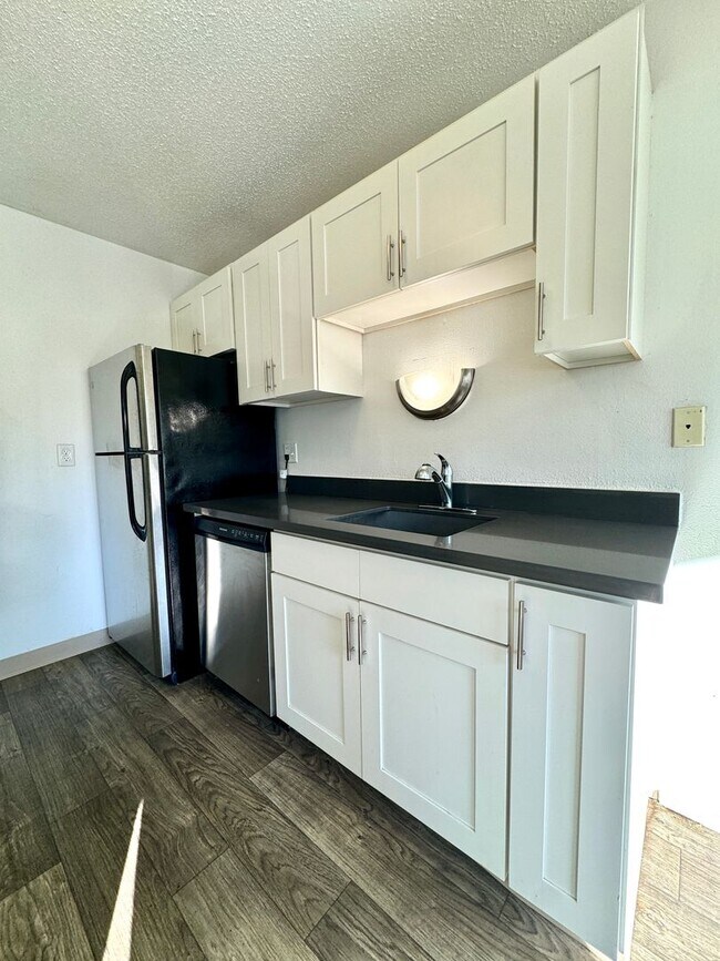 Building Photo - **$750 DEPOSIT + FREE FIRST MONTH'S RENT**Updated Top Floor Unit in Creston-Kenilworth Neighborho...