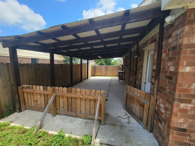 Building Photo - 3737 Woodcock Dr