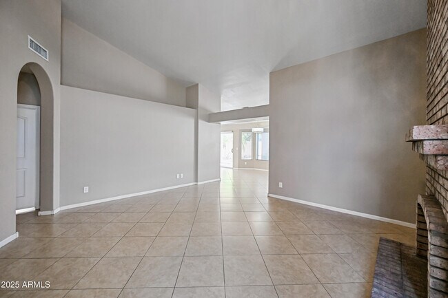 Building Photo - 3830 E Tanglewood Dr