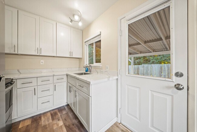 Building Photo - Bright & Beautiful 2BR Apartment Near Plea...